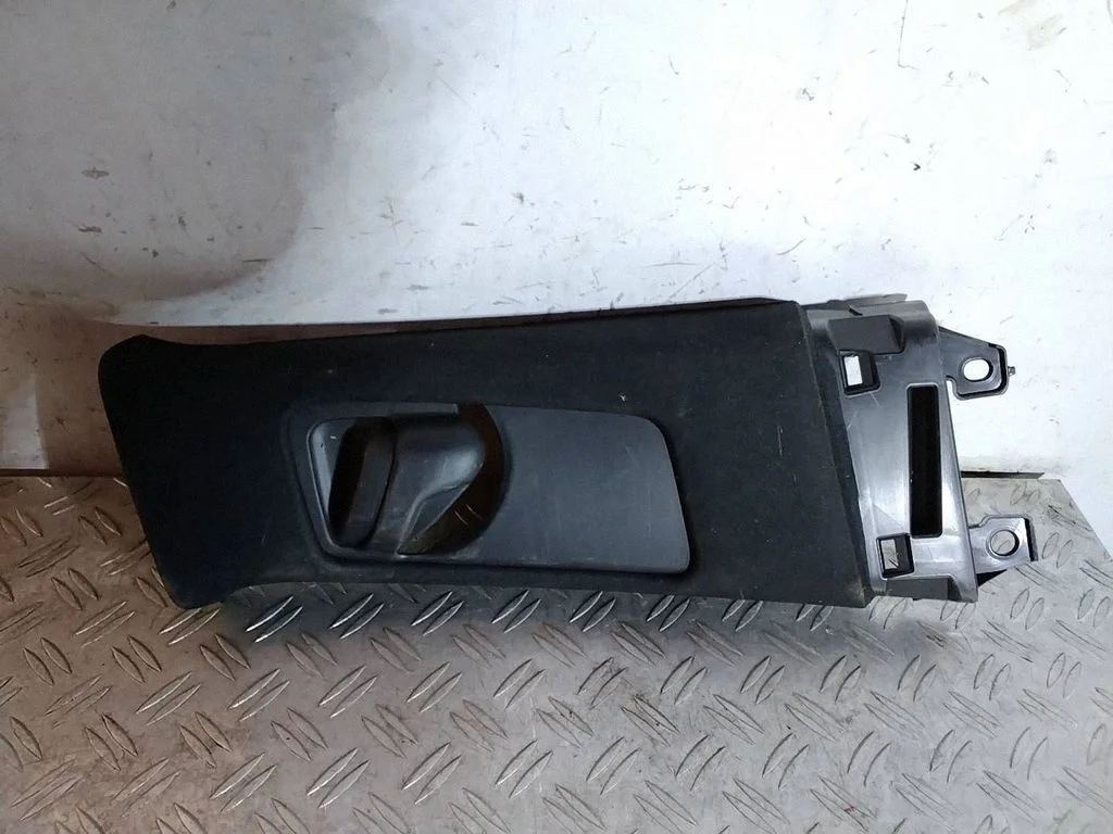 (B) pillar trim (top) 6241078010