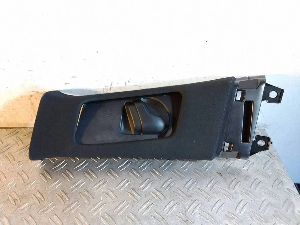 (B) pillar trim (top) 6242078010