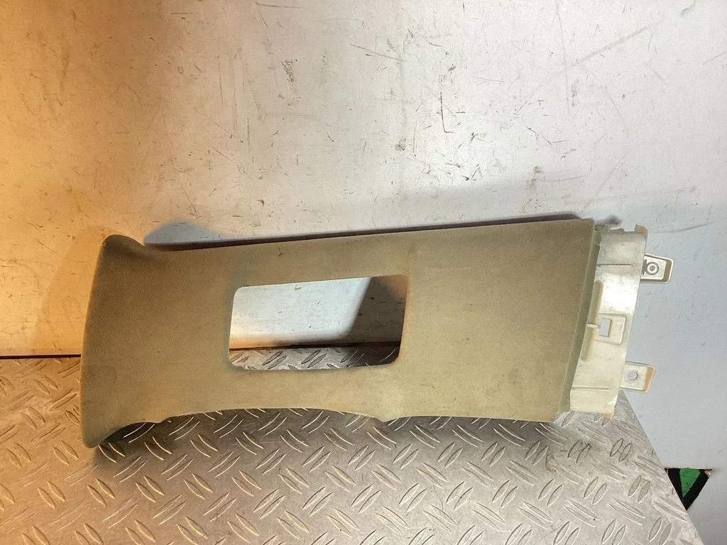 (B) piilari kate (ülemine) – Toyota Land Cruiser (J200) (2008-)