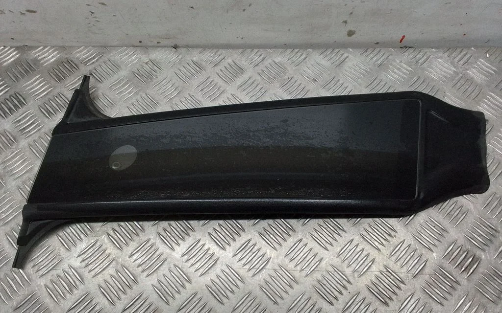 Osłona słupka B (górna) – Tesla Model Y (2020-)