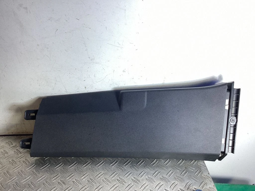 (B) pillar trim (bottom) – Volkswagen Tiguan Allspace (2017-)