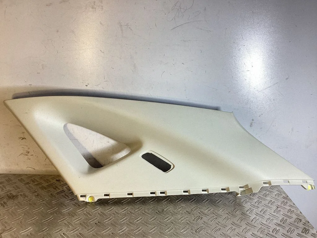 (C) piilari kate – Lexus NX (2021-)