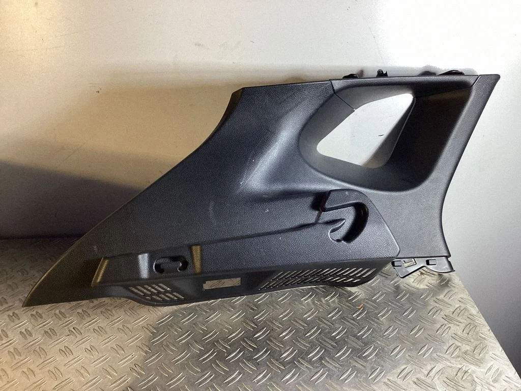 (C) piilari kate – Nissan Qashqai (2014-2016)