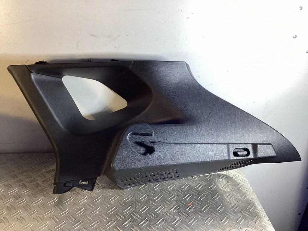 (C) piilari kate – Nissan Qashqai (2014-2016)
