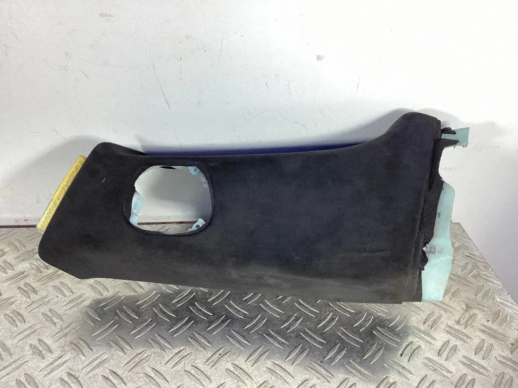 (B) pillar trim (top) 102161202A