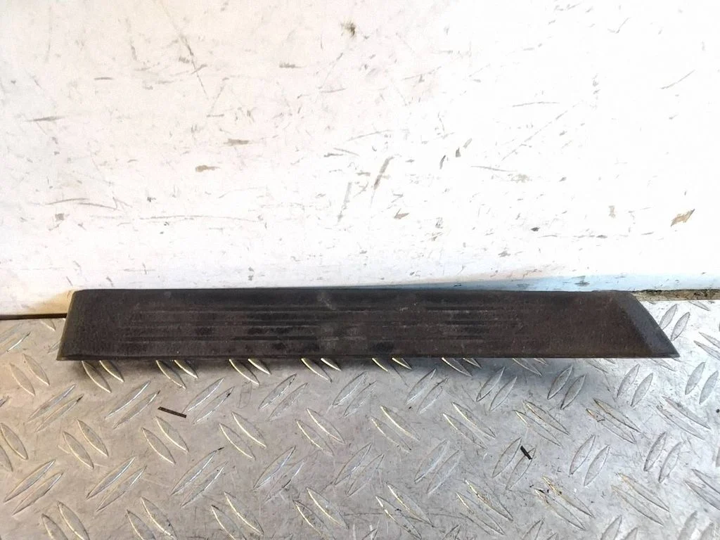 Rear sill trim cover – Lexus IS III XE30 (2013-2020)