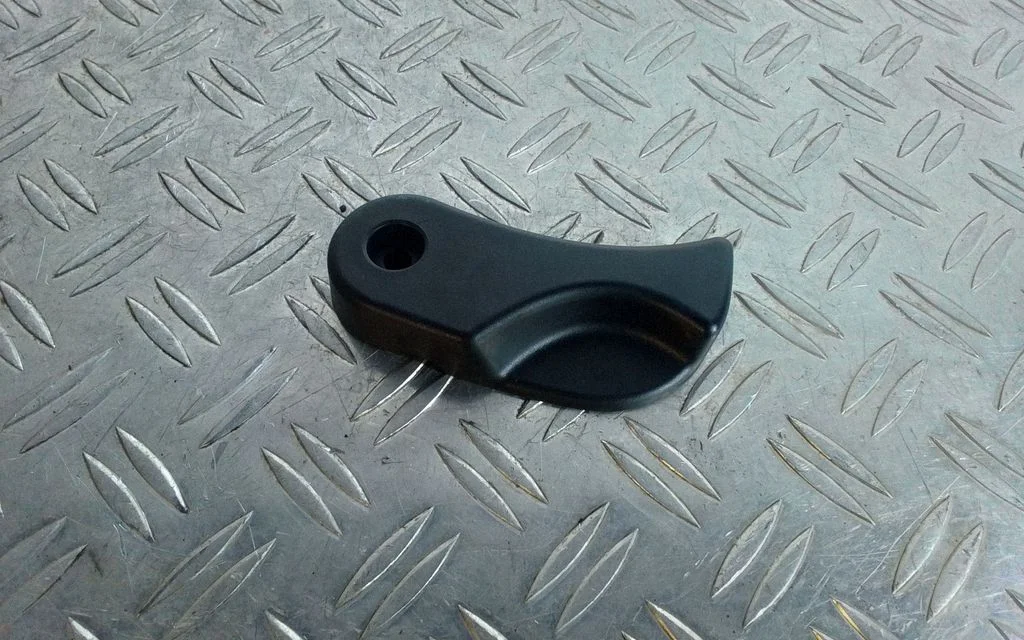 Rączka otwierania maski – BMW Seria 6 F06 Gran coupe (2012-2018)