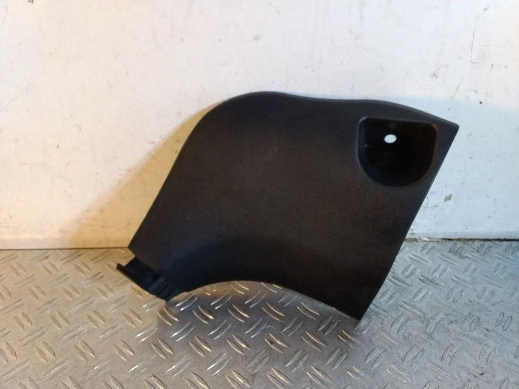 Foot area side trim – Lexus RX 450H (2016-)