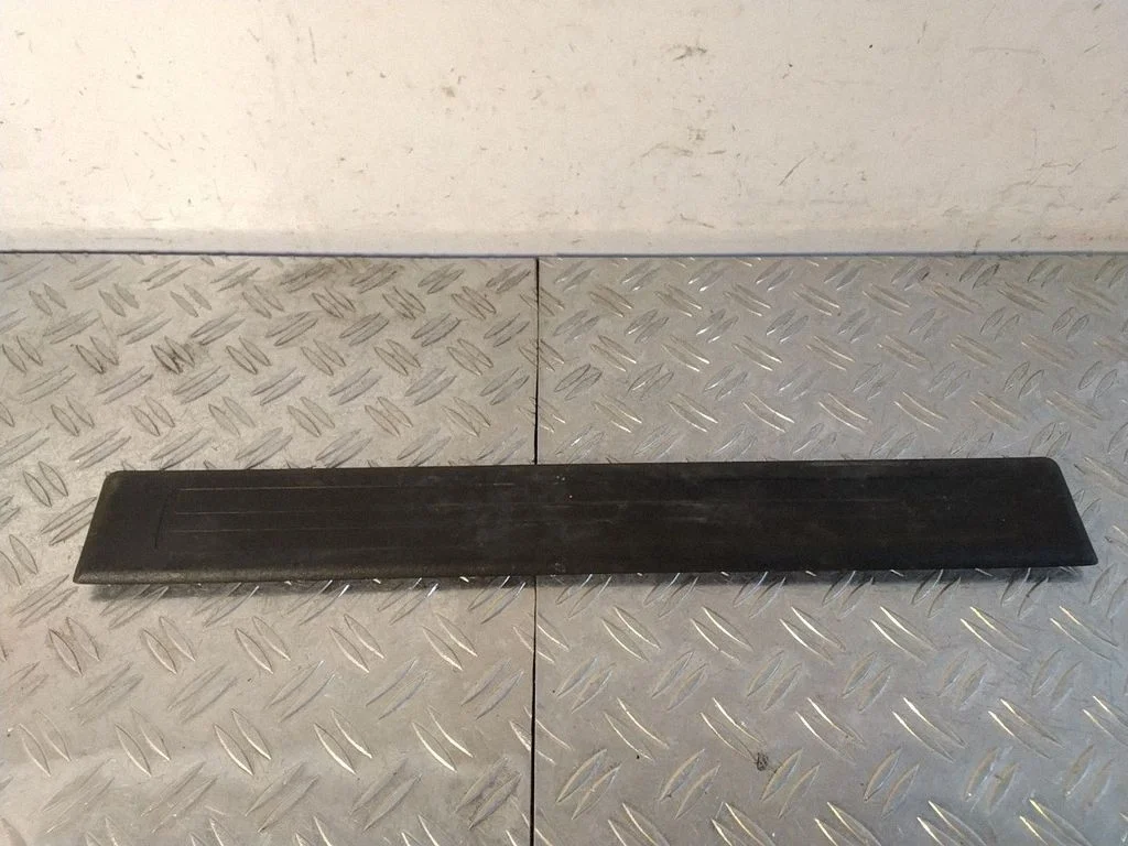 Front sill trim cover A1646800435