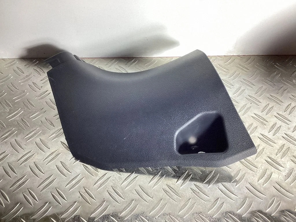 Foot area side trim – Lexus GS 250 350 300H 450H (2013-)