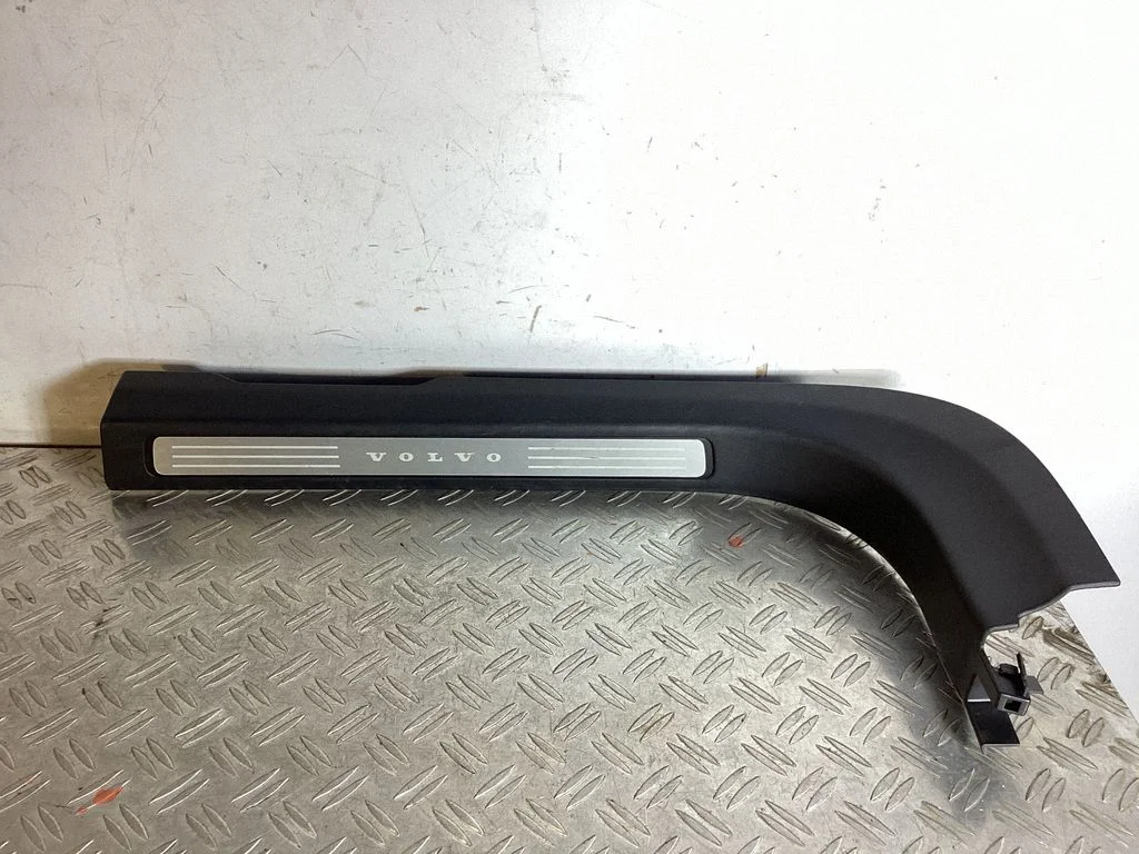 Front sill trim cover 31377617