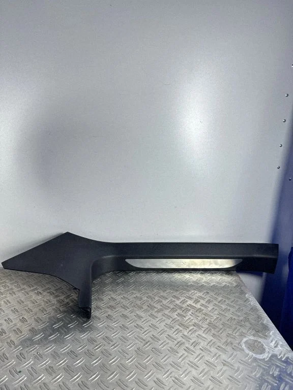 Front sill trim cover M8T26299940