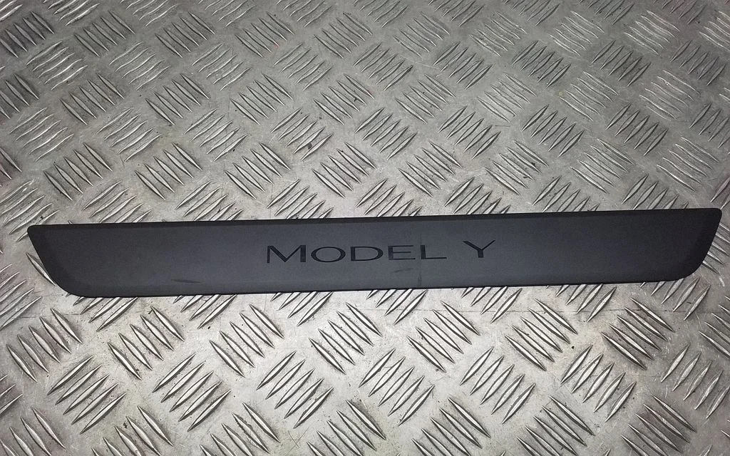Esilävise kate (sisemine) – Tesla Model Y (2020-)