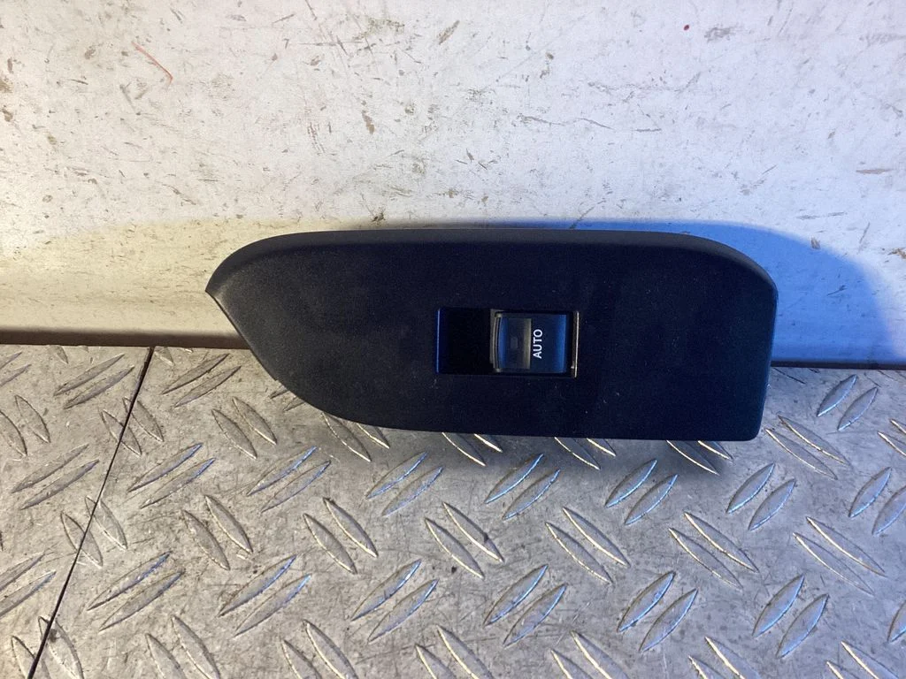 Electric window control switch – Toyota Land Cruiser (J150) (2009-)