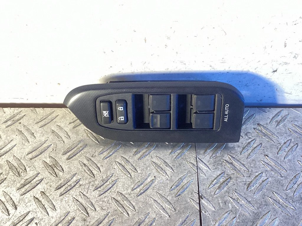 Electric window control switch – Toyota Auris 150 (2006-2012)