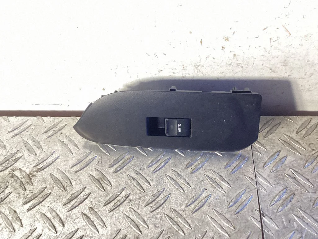 Electric window control switch – Toyota Land Cruiser (J150) (2009-)