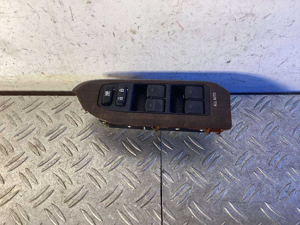 Electric window control switch – Toyota Auris 150 (2006-2012)