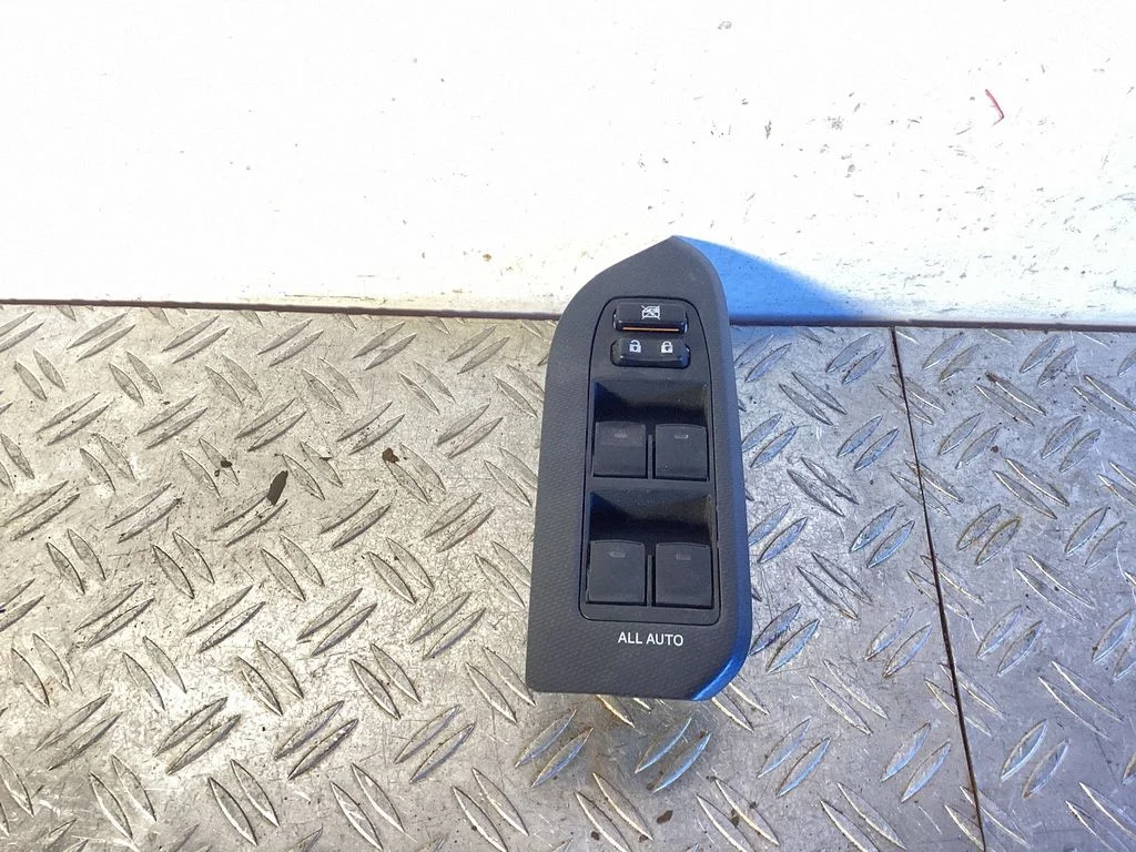Electric window control switch – Toyota Auris 150 (2006-2012)