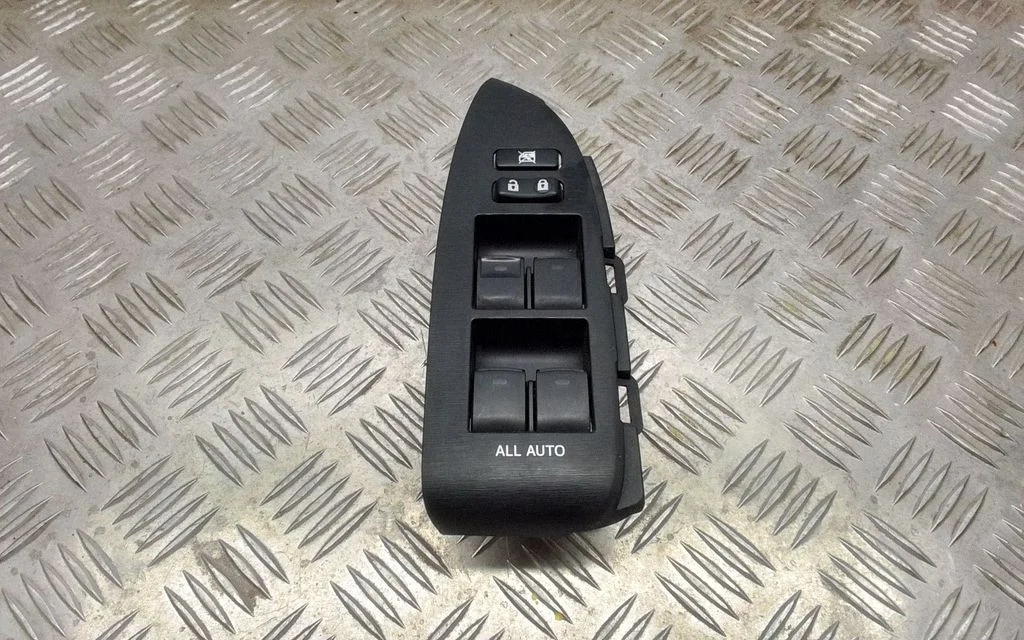 Electric window control switch – Toyota Prius (XW30) (2009-2015)