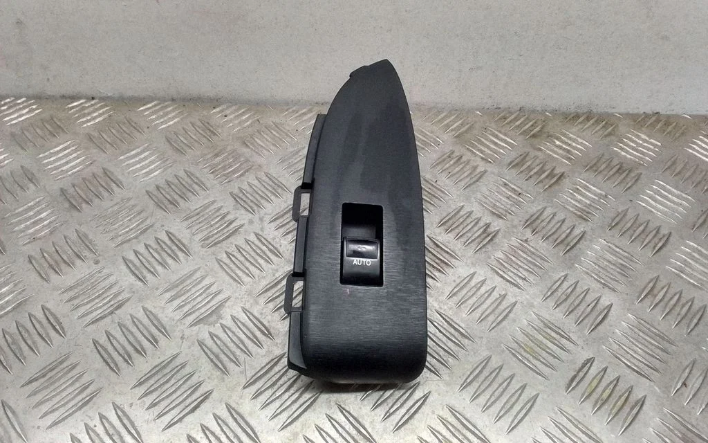 Electric window control switch – Toyota Prius (XW30) (2009-2015)