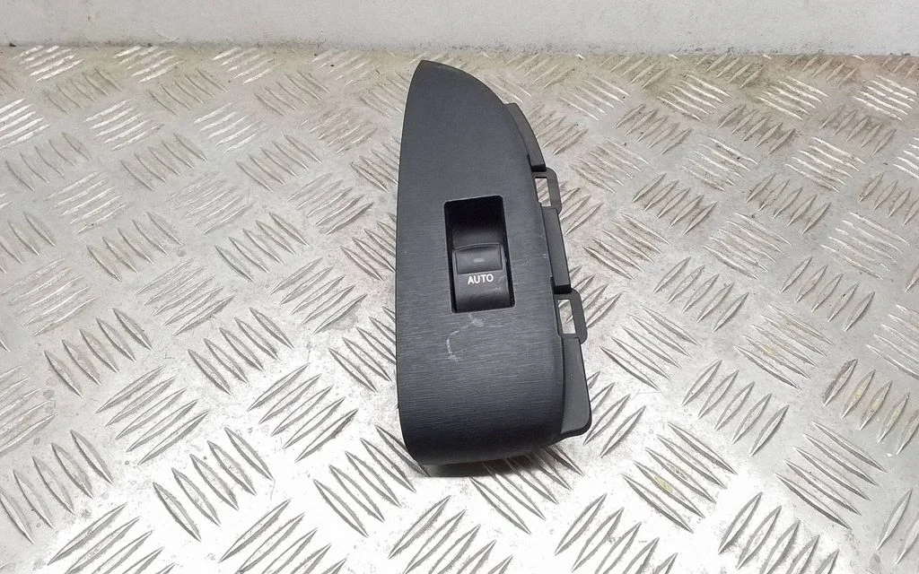 Electric window control switch – Toyota Prius (XW30) (2009-2015)