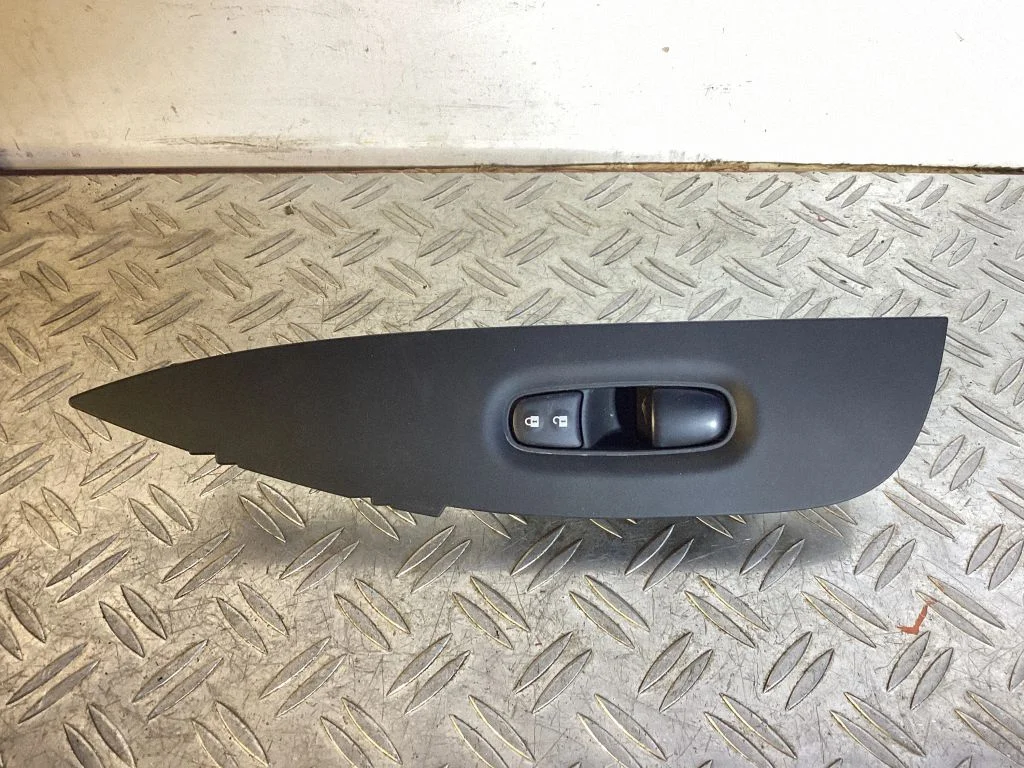 Electric window control switch – Nissan Qashqai (2014-2016)