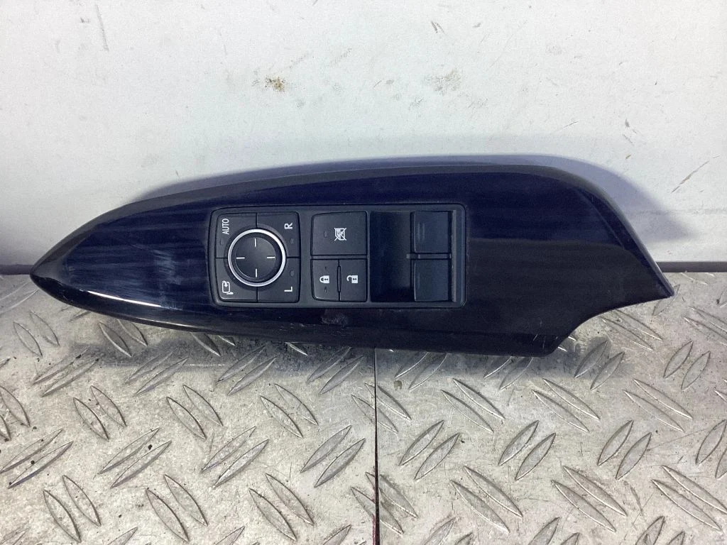 Electric window control switch – Lexus RC (2014-)