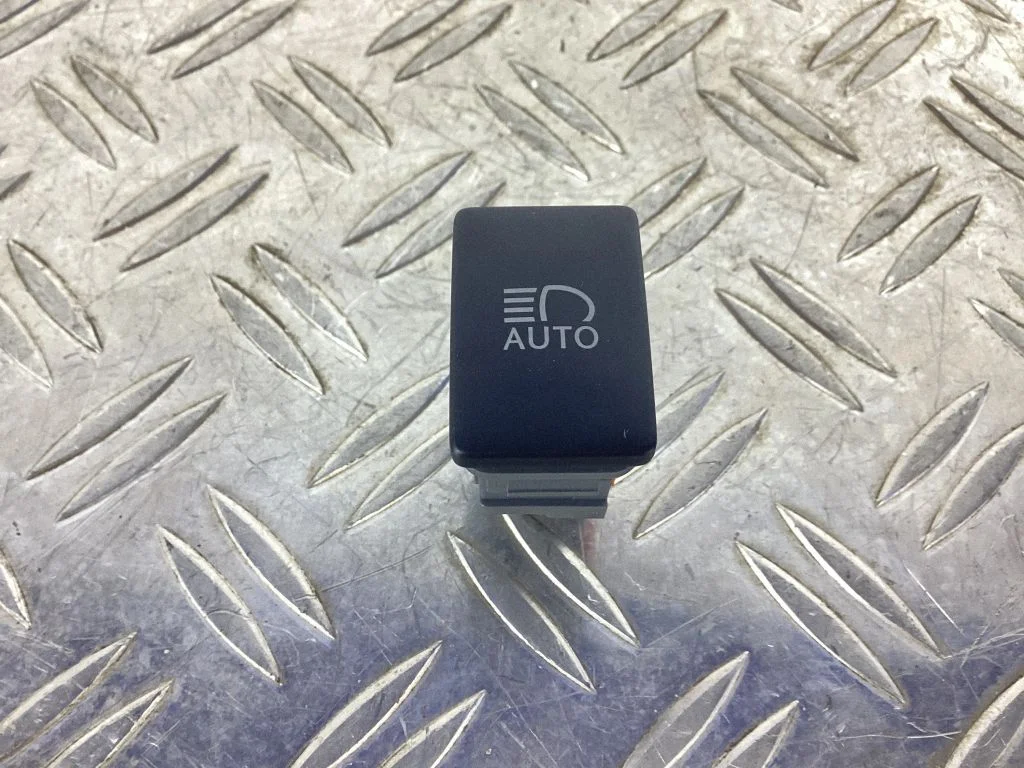 Light switch – Lexus RC (2014-)