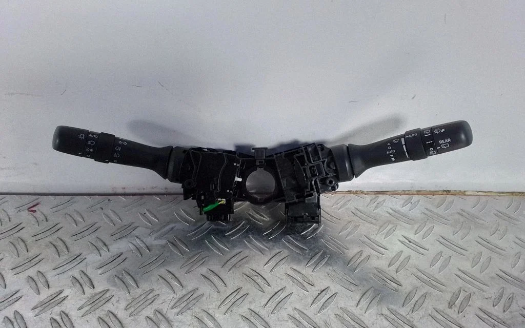 Wiper turn signal indicator stalk/switch