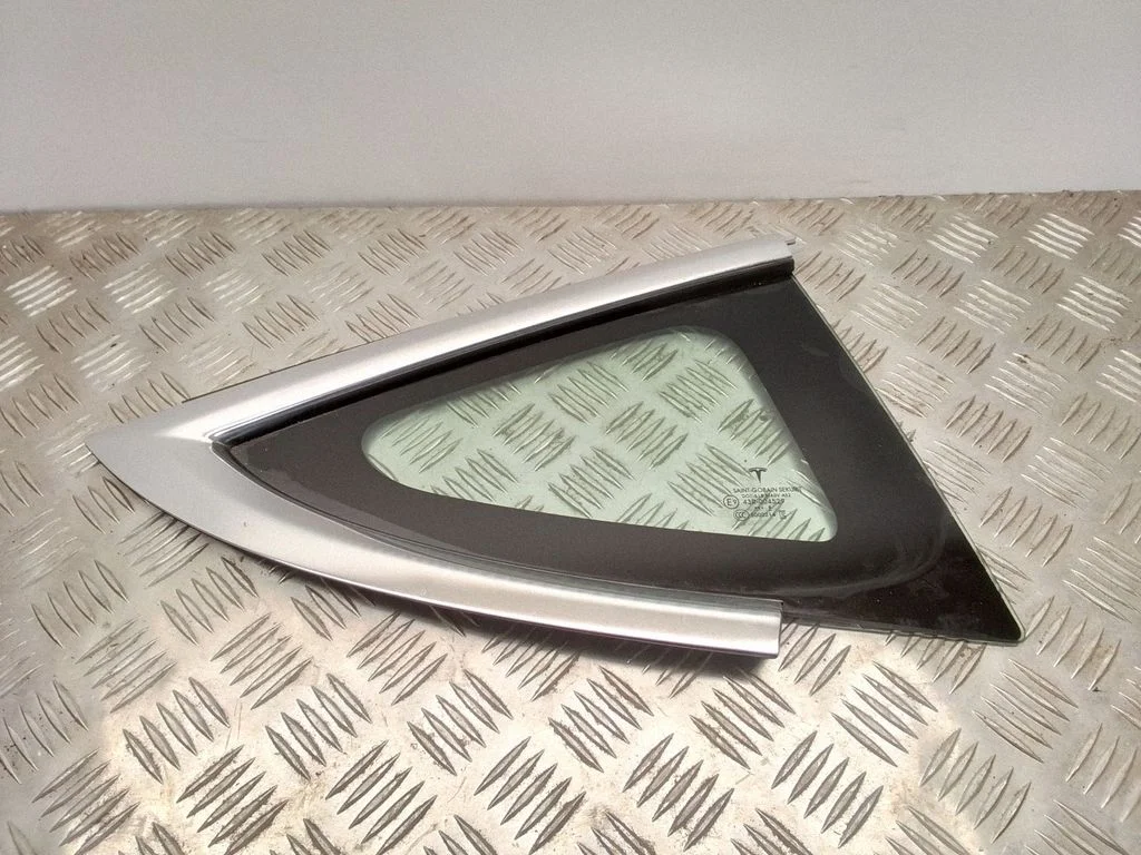 Väike „A" tagaukse klaas – Tesla Model 3 (2017-)