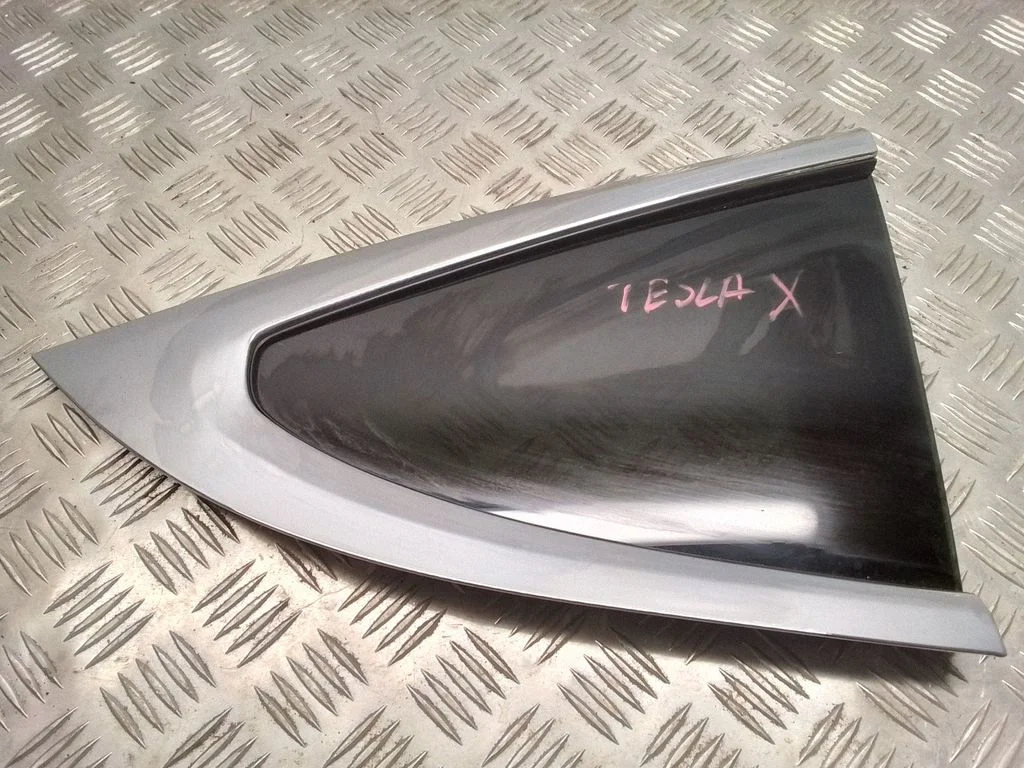 Väike „A" tagaukse klaas – Tesla Model X (2015-)