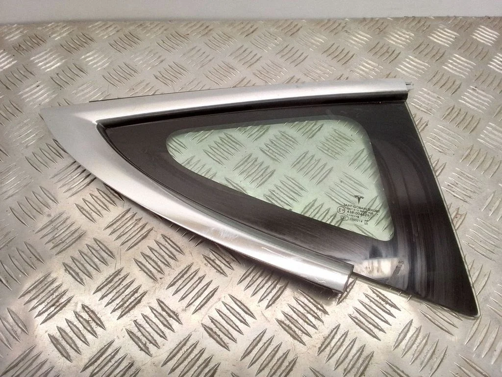 Väike „A" tagaukse klaas – Tesla Model 3 (2017-)