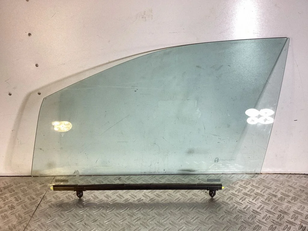 Front door window glass four-door – Lexus RX 450H (2016-)