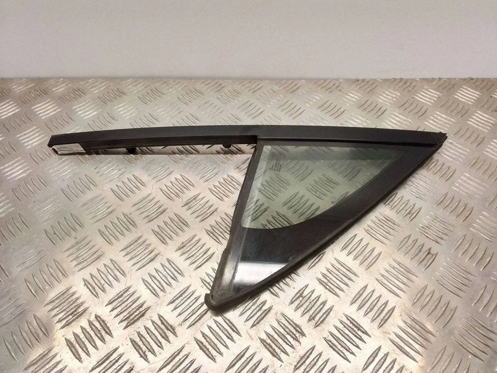 Front door vent window glass four-door – Volkswagen Touareg II (2010-2018)