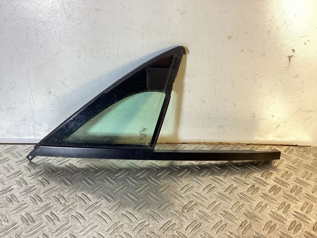 Front door vent window glass four-door – Volkswagen Touareg II (2010-2018)