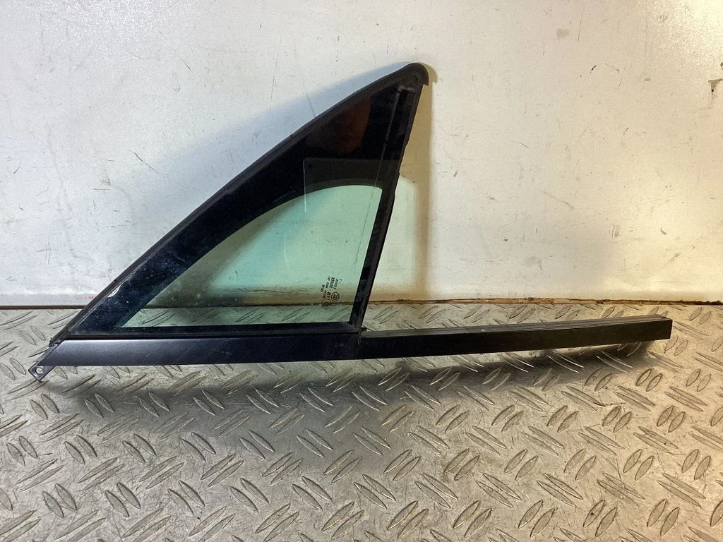 Front door vent window glass four-door – Volkswagen Touareg II (2010-2018)