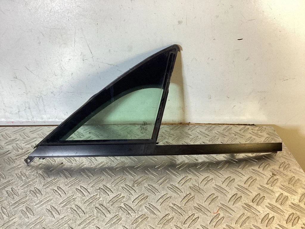 Front door vent window glass four-door – Volkswagen Touareg II (2010-2018)