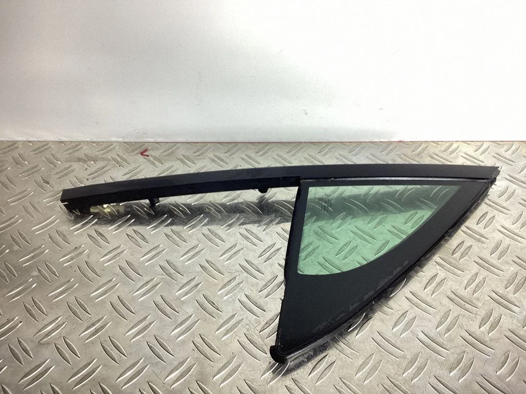 Front door vent window glass four-door – Volkswagen Touareg II (2010-2018)