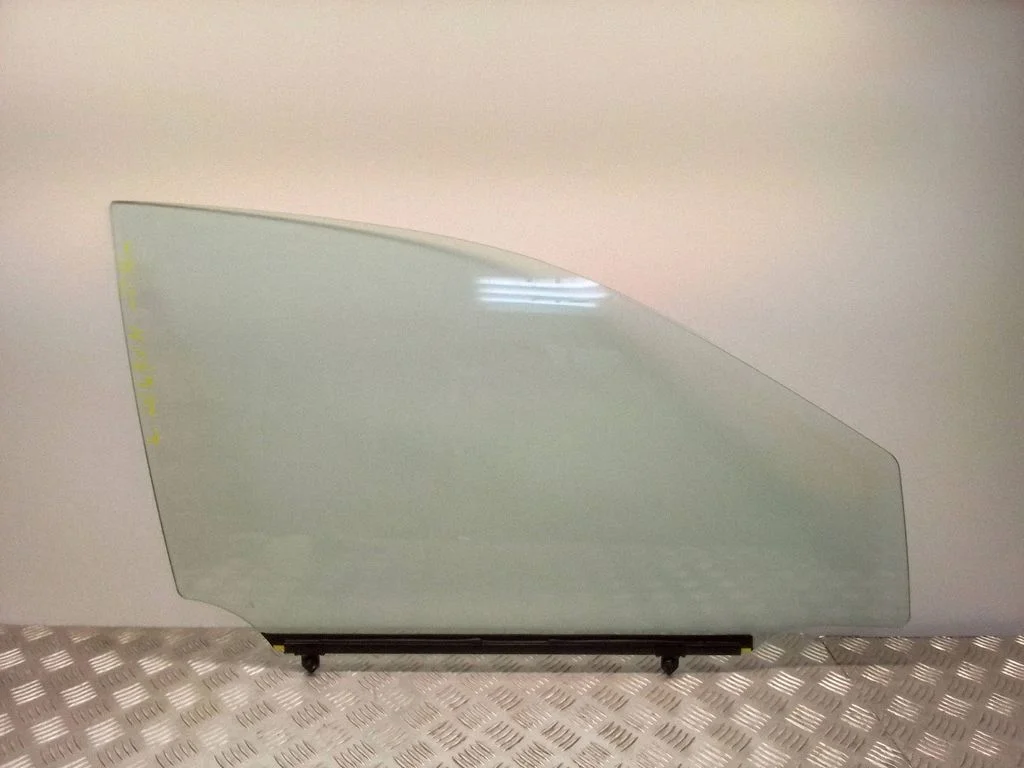 Front door window glass four-door – Lexus RX 450H (2016-)