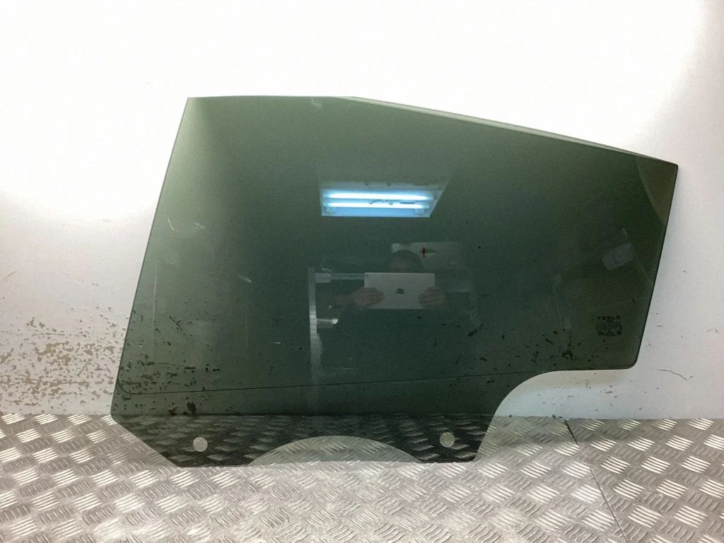 Tagaukse põhiklaas – Tesla Model Y (2020-)