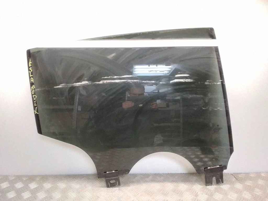 Tagaukse põhiklaas – Tesla Model X (2015-)