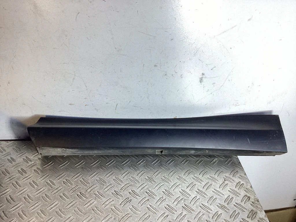 Tagaukse liist (mold) – Lexus NX (2021-)