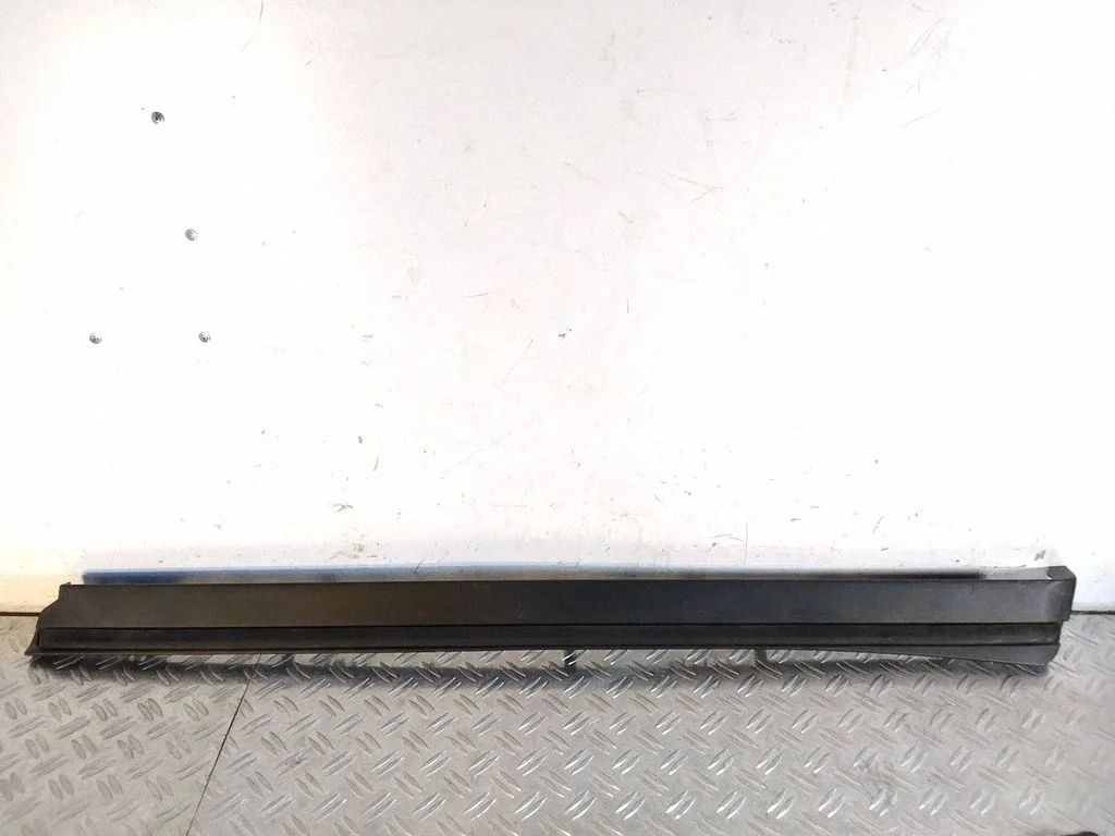 Tagaukse liist (mold) – Lexus RX 450H (2016-)