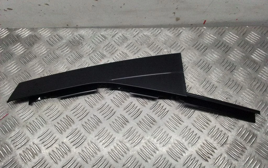 Tagaukse liist (mold) – Porsche Cayenne (92A) (2010-2017)