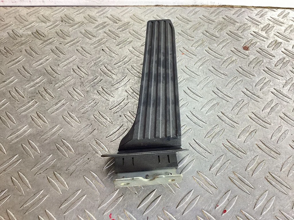 Gaasipedaal – Lexus GS 250 350 300H 450H (2013-)