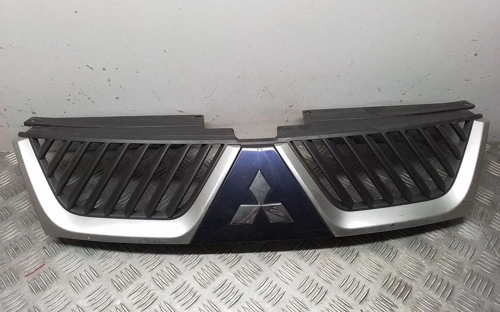Front grill 7450A038