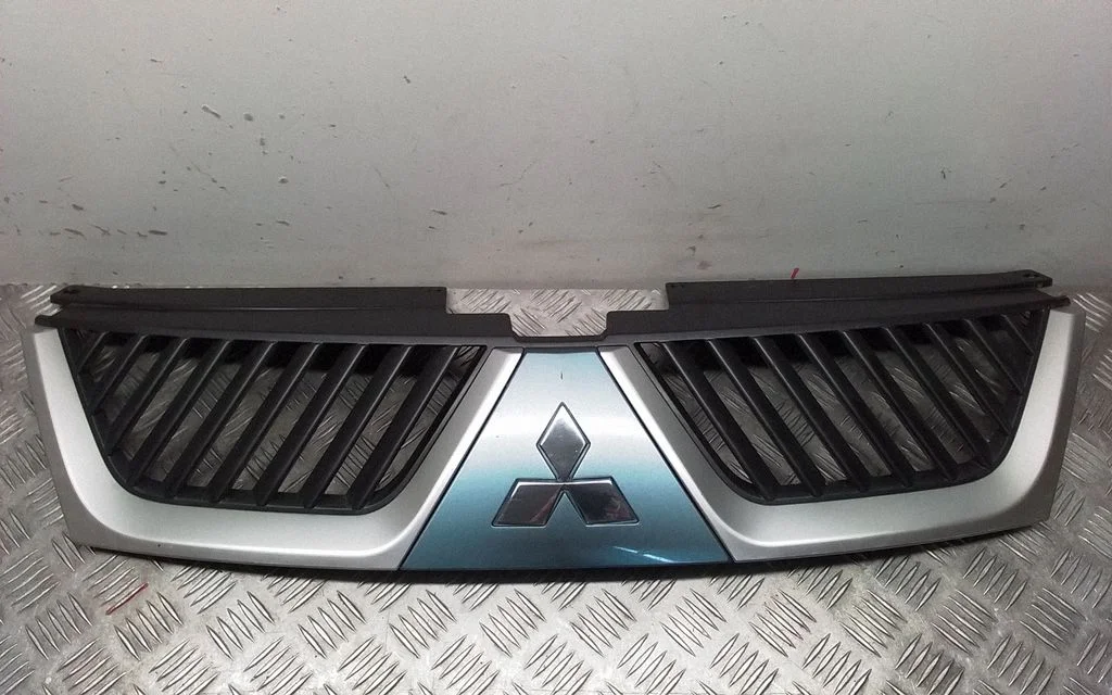 Front grill 7450A038
