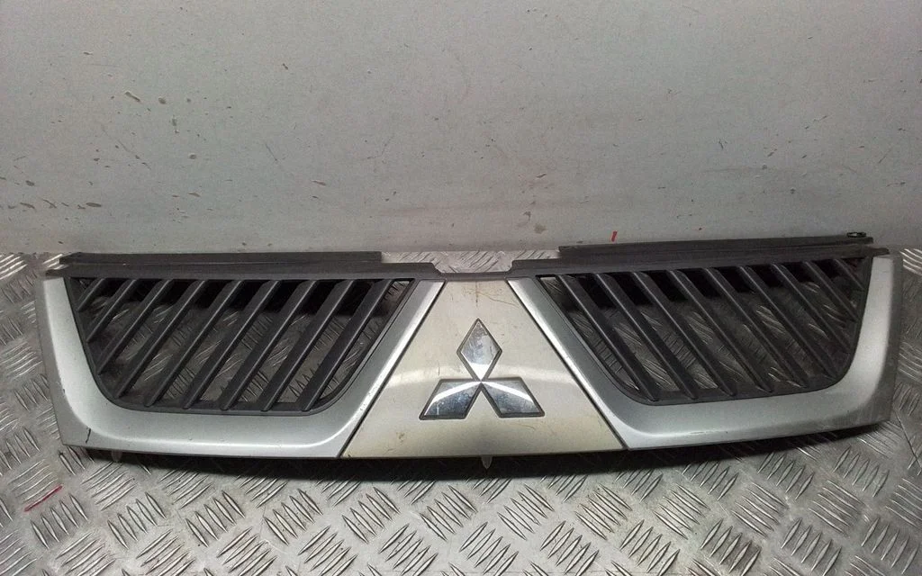 Front grill 7450A038