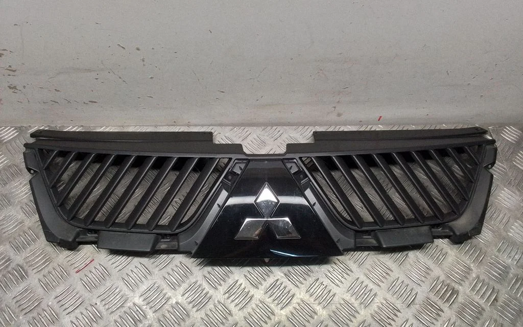 Front grill 7450A037