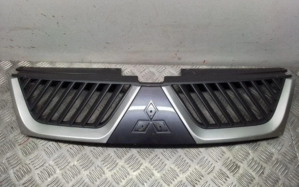 Front grill 7450A037